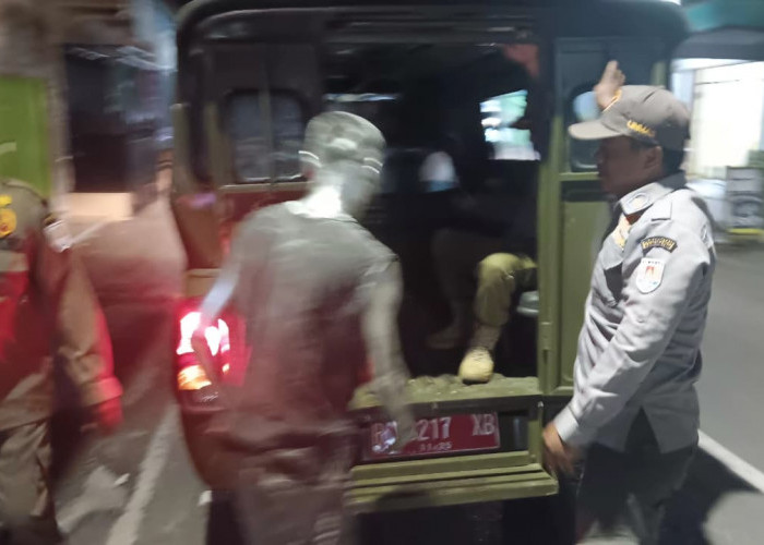 Satpol PP Cilacap Amankan Manusia Silver Berpenghasilan Rp 300 Ribu Perhari di Perempatan Terminal