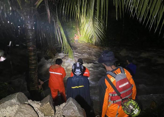 Sejumlah Bencana Menimpa Wilayah Kabupaten Banyumas, Seorang Pemuda di Pekuncen Terjebak Banjir