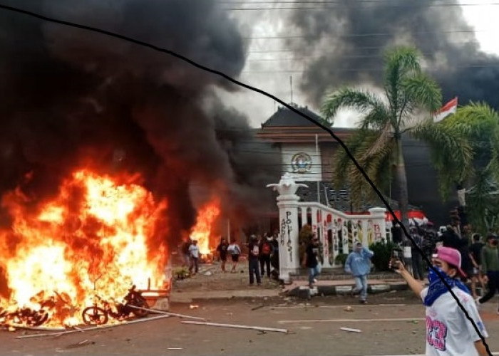 Demo Ricuh di Kantor DPRD Cilacap, Mobil Dalmas Dibakar dan Gedung Dibakar Massa