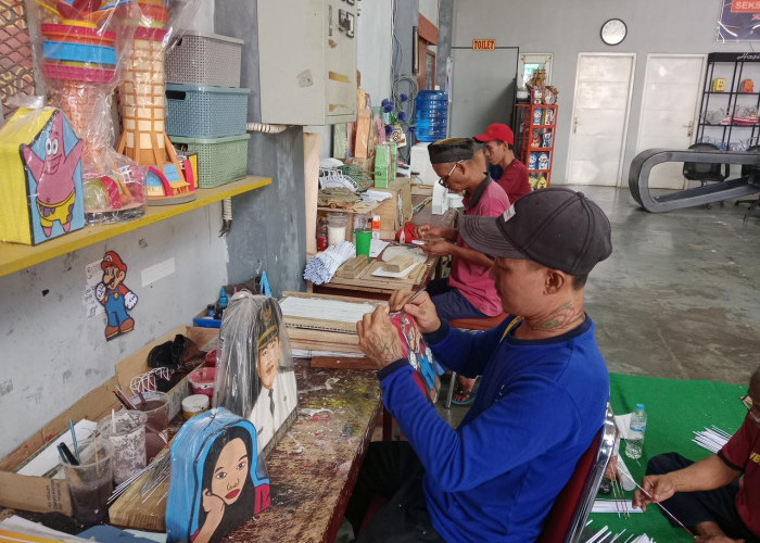 Jadi Bekal Saat Bebas, Warga Binaan di Purwokerto Tekuni Kerajinan Celengan Karakter