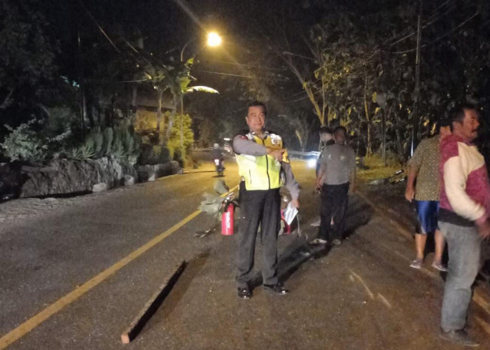 Rem Blong, Truk Tangki Pertamina Tabrak Tiang Listrik Lalu Terguling di Jalan Raya Banyumas - Kemranjen