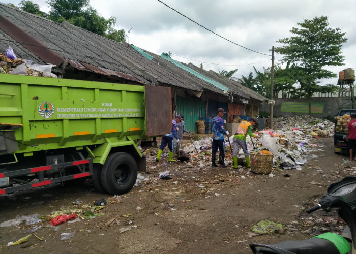 Tumpukan Sampah Pasar Ajibarang Menggunung