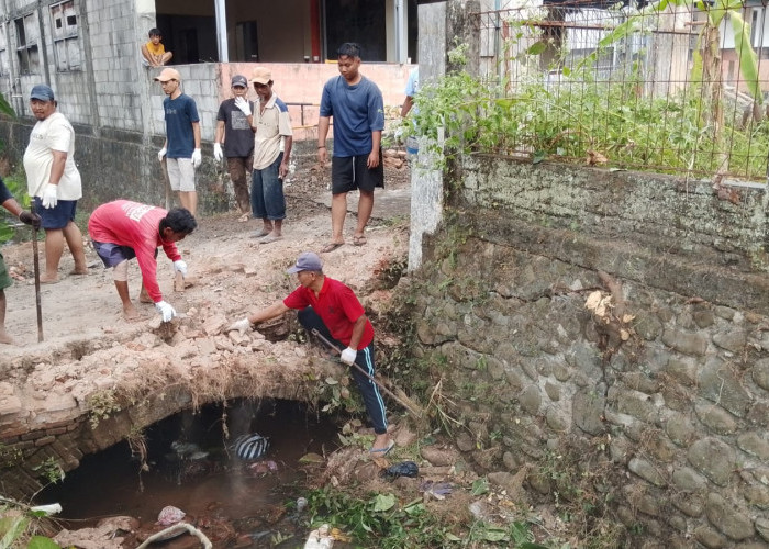 Warga Sumpiuh Banyumas Bongkar Jembatan Amblas, Akses RW 2 Ditutup Sementara