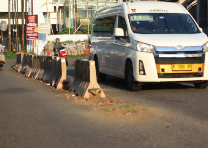 Empat Barrier Pertigaan Moro Purwokerto Rusak 