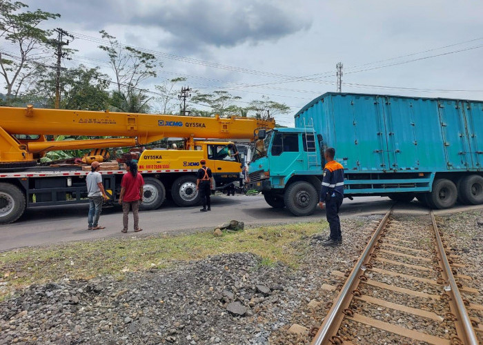 Truk Mogok di Perlintasan Sebidang di Rawalo, Tujuh Rangkaian Kereta Alami Keterlambatan