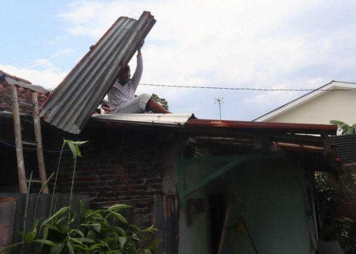 Angin Kencang Porak Porandakan Atap Rumah Warga Kalibener Purwokerto Timur