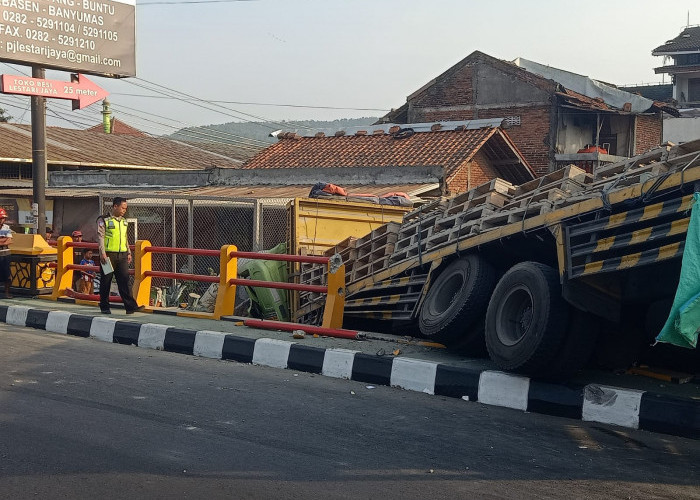 Truk Tronton Serempet Motor di Kebasen Banyumas, Dua Pengendara Luka