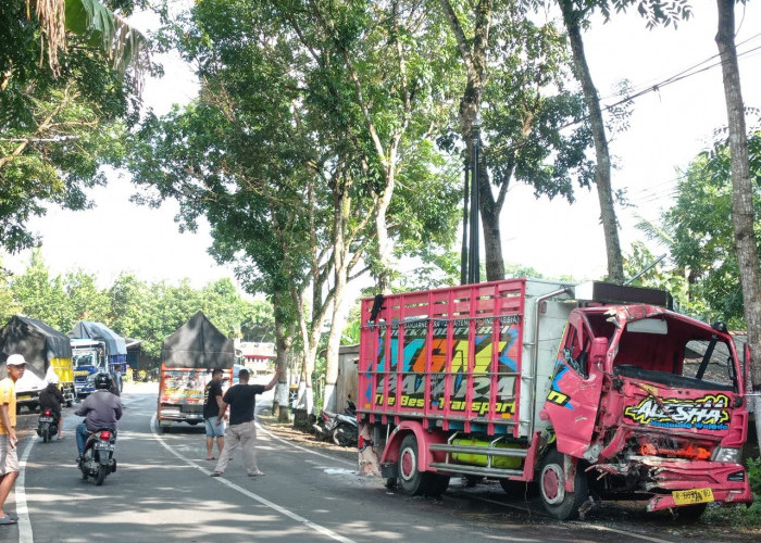 Ringsek, Truk Vs Truk Adu Banteng di Jalan Raya Banyumas - Patikraja di Kaliori