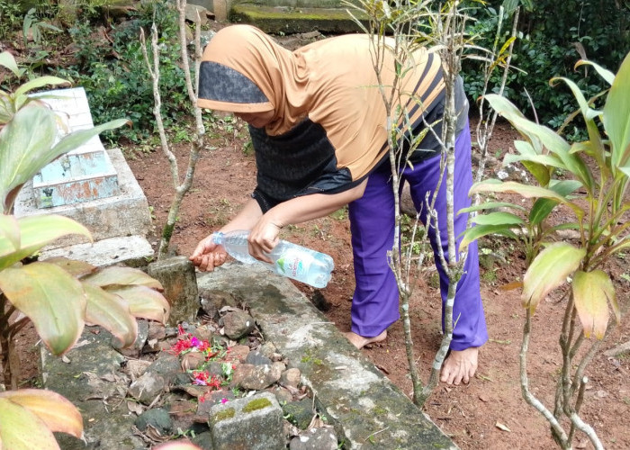 Sadran, Warga Banjarpanepen Banyumas Lestarikan Bersih Kubur