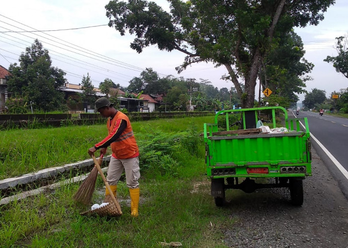 Jelang Nataru, Volume Sampah Liar di Bahu Jalan di Wilayah Banyumas Timur Melonjak 