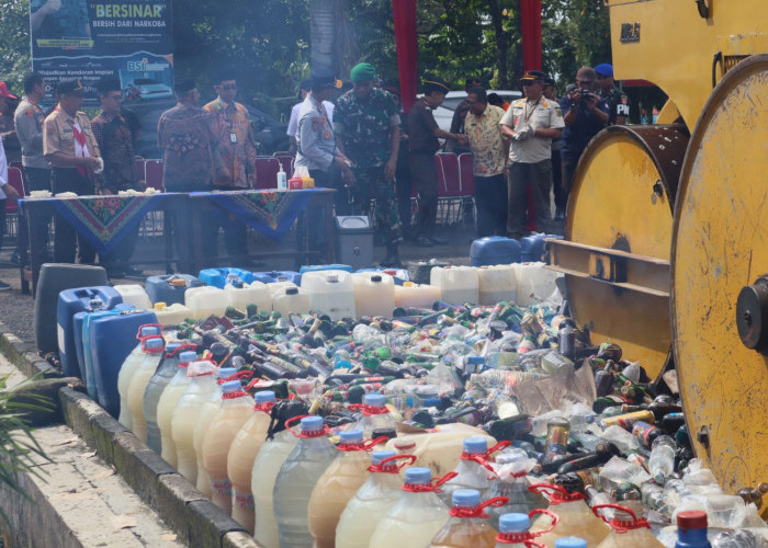 Ribuan Botol Miras dan Ratusan Knalpot Brong Dimusnahkan