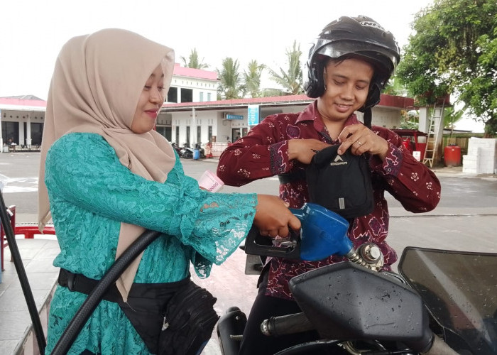 Semangat Kartini di SPBU Sumpiuh Banyumas, Operator Kenakan Kebaya Saat Layani Konsumen