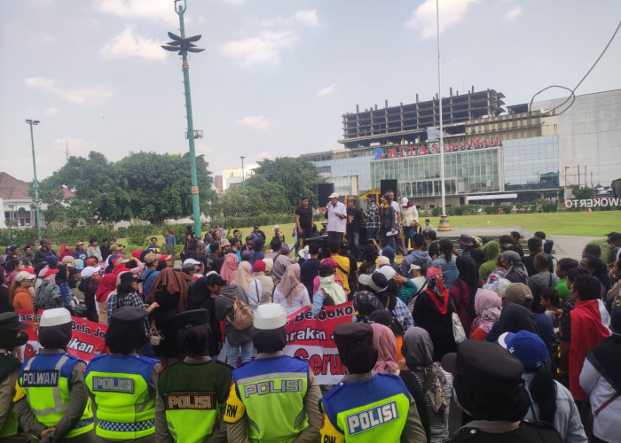 Ratusan Massa Gelar Aksi Damai, Tuntut Pernyataan Rocky Gerung kepada Jokowi
