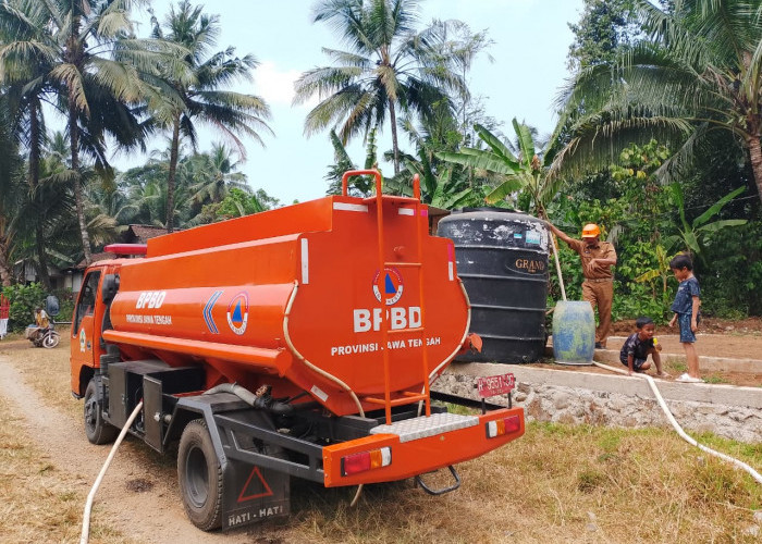 Dua Ponpes Dilanda Krisis Air, BPBD Banyumas Salurkan 8.000 Liter untuk Santri Terdampak