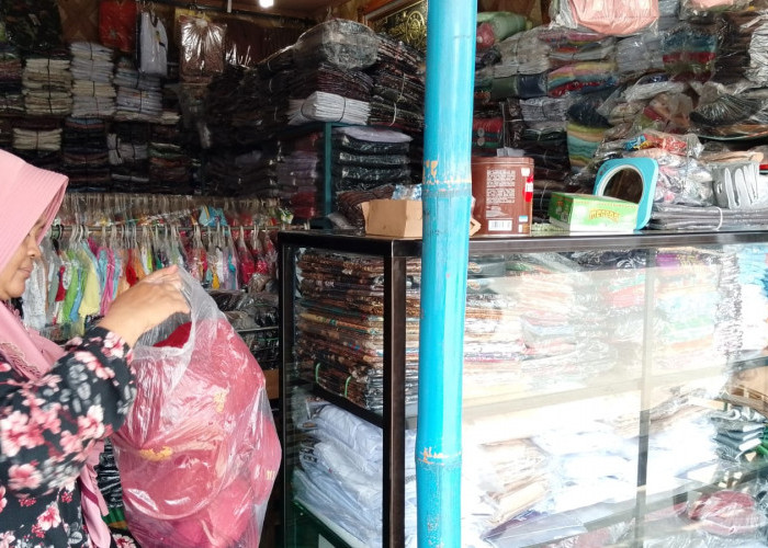 Jelang Masuk Sekolah, Pasar di Banyumas Mulai Ramai Pembeli Berburu Seragam 