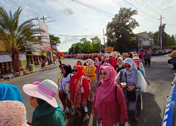 Unik, 3.551 Perempuan Purbalingga Jalan Kaki Berkebaya