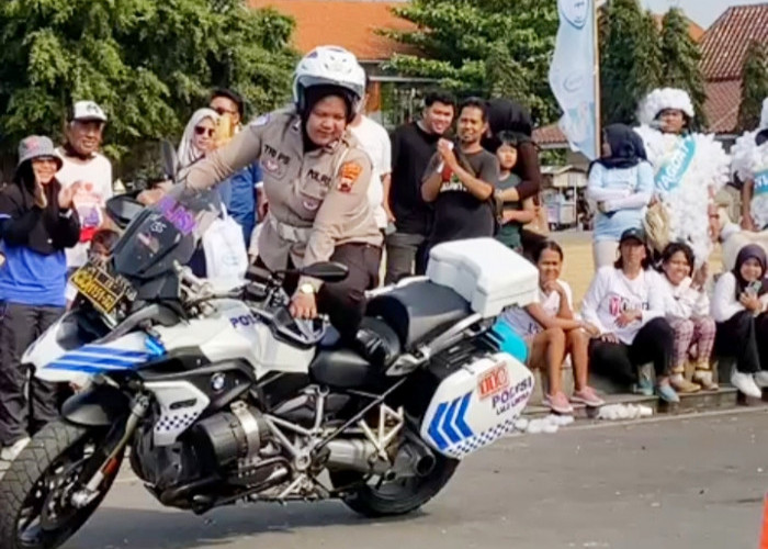 Sosialisasi Keselamatan Berlalu Lintas, Satlantas Polresta Cilacap Atraksi Moge 