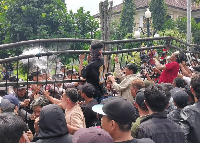 Demo Massa Tuntut 57 Kades Terpilih di Banjarnegara Tetap Dilantik Ricuh
