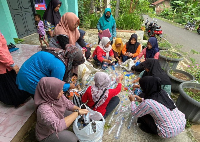  Ibu-Ibu PKK Karangsalam Ubah Sampah Jadi Rupiah