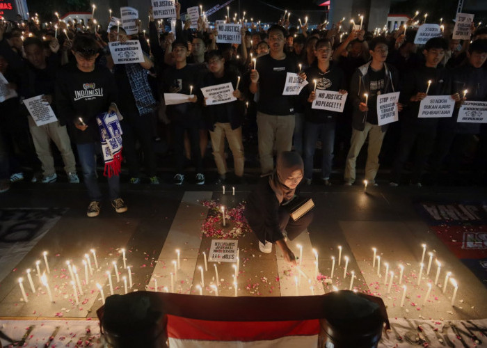 Foto-foto: Solidaritas, Aliansi Suporter Banyumas Nyalakan 1000 Lilin di Alun-alun Purwokerto