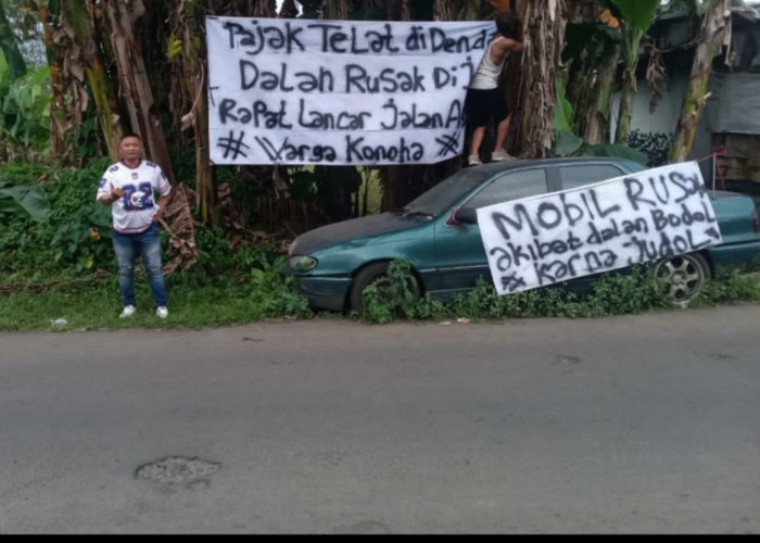 Jalan Rusak Diprotes Warga, Spanduk Sindiran Terpasang di Depan Kantor Kelurahan Karangwangkal Purwokerto