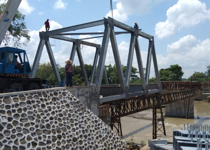 Sempat Tertunda Karena Cuaca, Besi Baja Bentang Jembatan Wika Mulai Terpasang