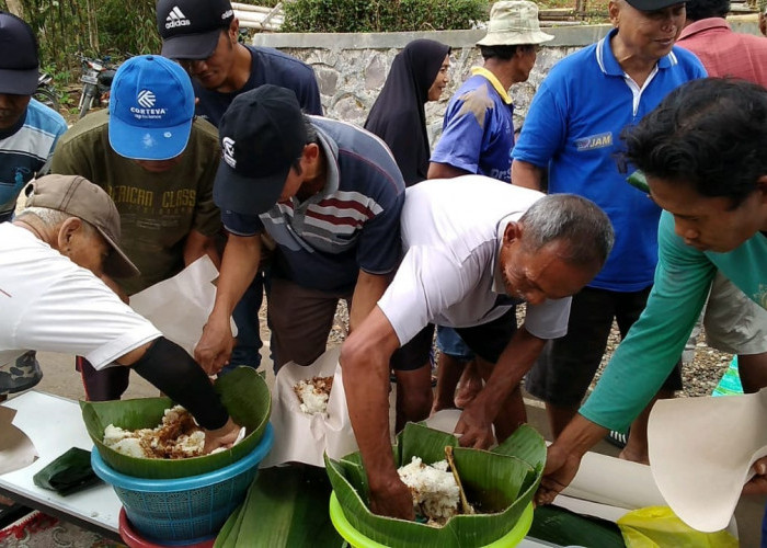 Unik, Memetri Bumi di Desa Gumelar Kidul Kecamatan Tambak Sajikan Tumpeng Ole-ole 