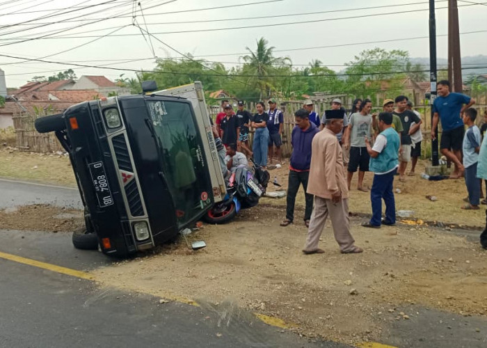 Pikap Selip Hantam Dua Motor di Wangon Banyumas, Dua Pengendara Terluka