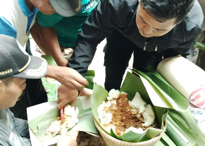 Memetri Bumi Diguyur Hujan, Warga Gumelar Kidul Banyumas Sambut Tanam