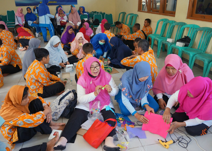 Sekolah Lansia Berdayakan Penerima Manfaat Panti Sosial Lewat Keterampilan Daur Ulang