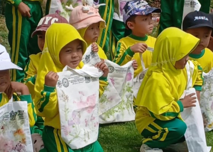 Kreatif! Anak-anak TK di Dieng Ubah Daun dan Bunga Jadi Karya Seni
