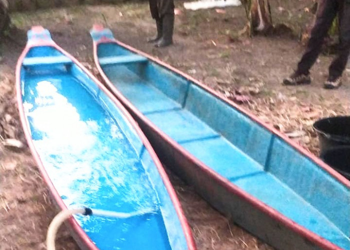 Di Sumpiuh Warga Gunakan Perahu Tampung Air Bersih
