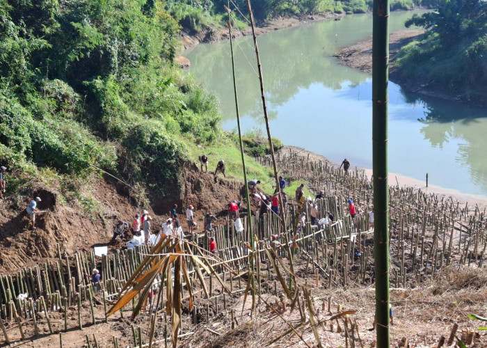 Cegah Banjir, Warga Kedungwinangun Patok Sungai Lukulo