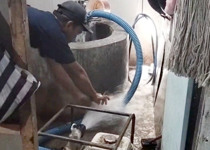 Damkar Sidareja Cilacap Evakuasi Handphone yang Tercebur Sumur Sedalam 10 Meter