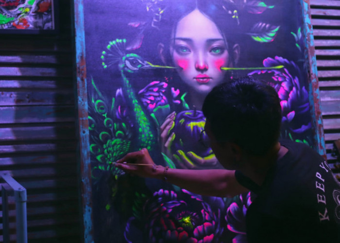 Lukisan Nona Rayu Jadi Sorotan, Efek UV Bikin Karya Menyala