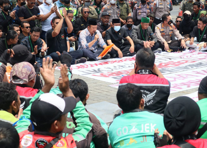 Temui Massa Demonstrasi, Bupati dan Wakil Ketua DPRD Banyumas Fasilitasi Kepentingan Pengusaha Transportasi  