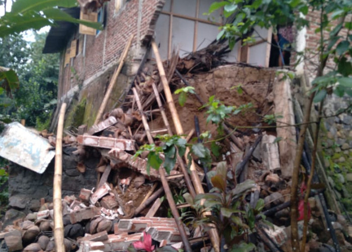 Curah Hujan Tinggi, Longsor Menimpa Dapur Rumah Warga di Kutaliman Kedungbanteng