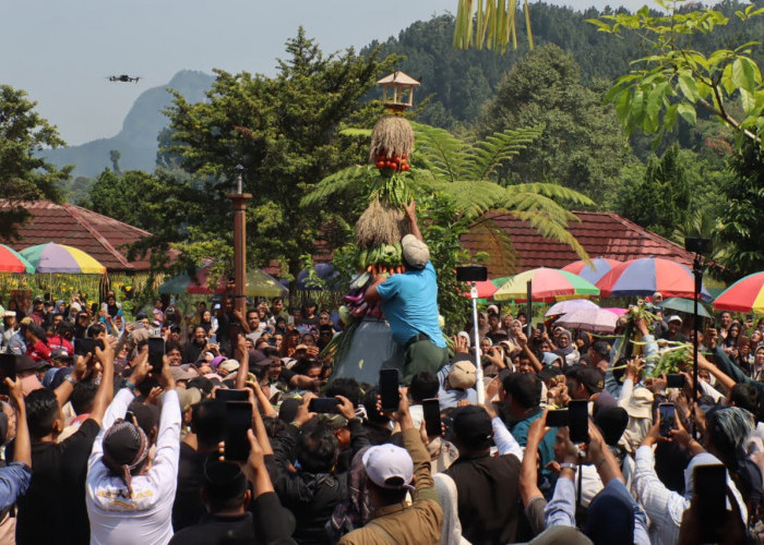 Relawan Belgia Meriahkan Grebeg Sura Baturraden, Festival Budaya Tarik Ribuan Wisatawan ke Lokawisata