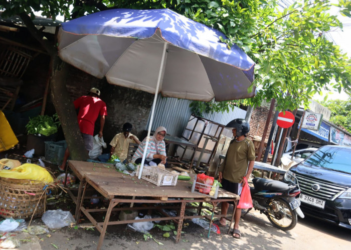 Pedagang Pasar Wage Meluber Hingga Jalan MT Haryono, Kesemrawutan Lalu Lintas Dikeluhkan Pengguna Jalan