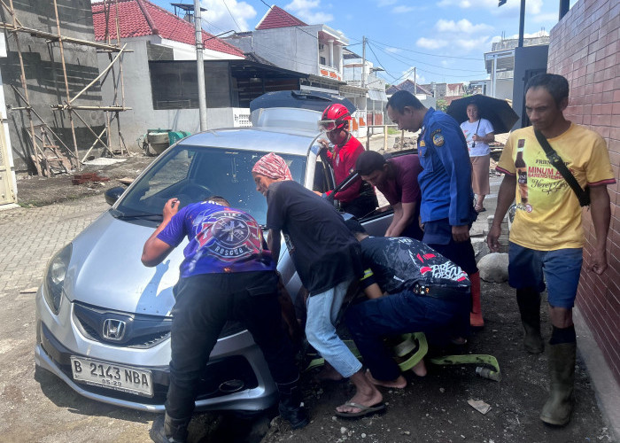 Mobil Terperosok Selokan di Grendeng Purwokerto, Damkar Evakuasi Usai Pengemudi Diduga Panik