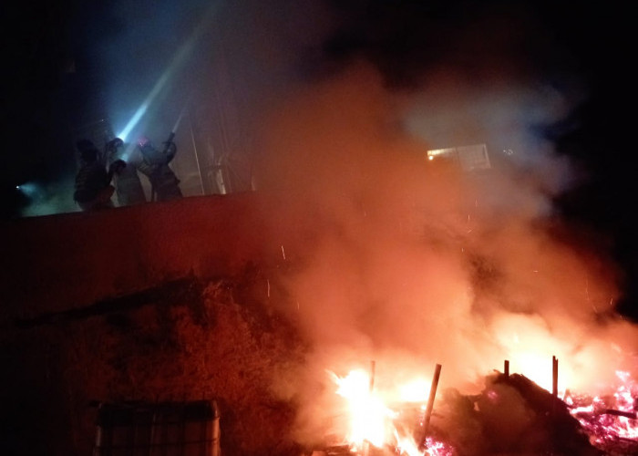 Akibat Percikan Api dari Oven, Limbah Kayu Pabrik di Karangpucung, Cilacap Terbakar