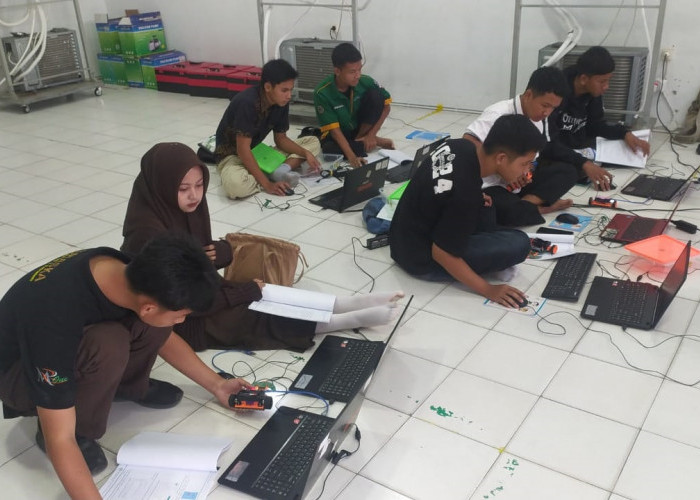 Siswa SMK Kebumwn Kembangkan Robot Line Follower