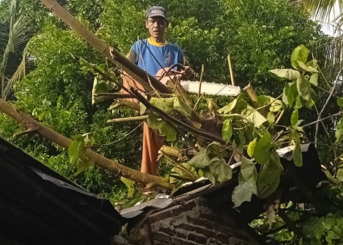 Warga Gerumbul Karet Swadaya Tinggikan Parapet Lagi