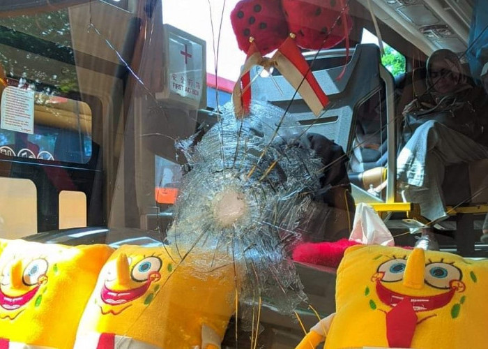 Bus Efisiensi Ajibarang - Yogyakarta Jadi Sasaran Pelemparan Batu Oleh Orang Tak Dikenal di Ajibarang