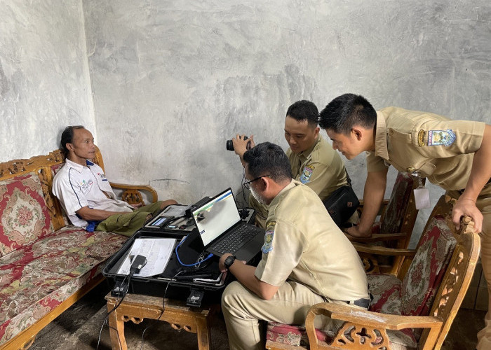 Dinpendukcapil Jemput Bola Layani Adminduk Warga Rentan