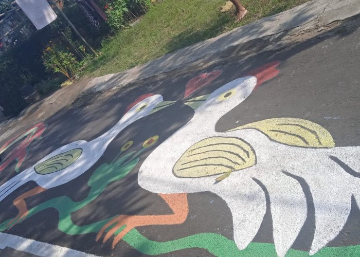 Lukisan Burung di Aspal Jalan Kelurahan Sumpiuh Jadi Spot Swafoto Dadakan