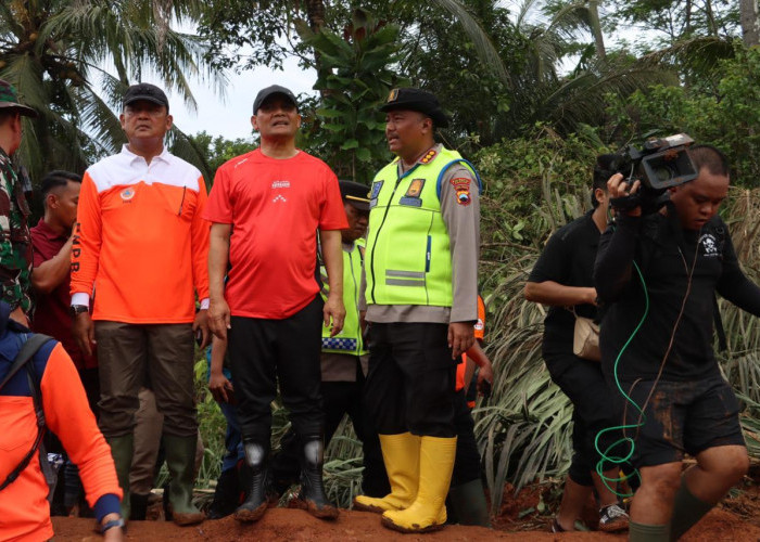 Longsor Majenang : Longsor Susulan Ancam Desa Cibeunying, Gubernur Jateng Perintahkan Warga Direlokasi 