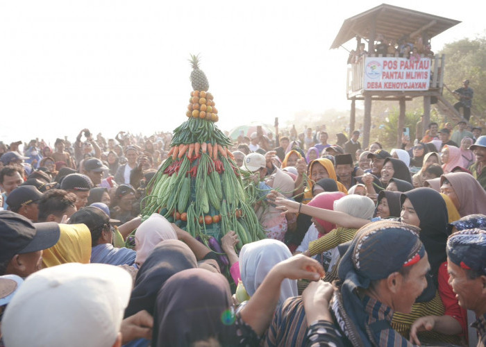 Tradisi Grebeg Rolasan Jadi Magnet Wisata Pantai Mliwis