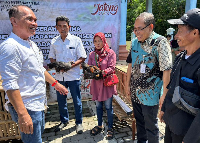 Sumanto Serahkan Bantuan Ayam, Berharap Bisa Tingkatkan Perekonomian Warga