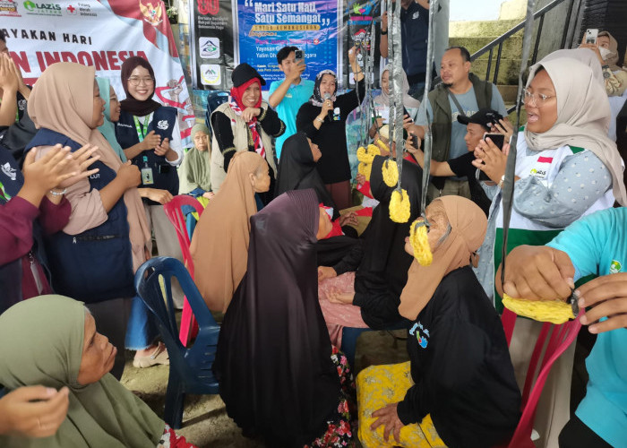 Lansia di Banjarnegara Ikut Lomba Makan Kerupuk, Tawa Pecah di Panti Jompo